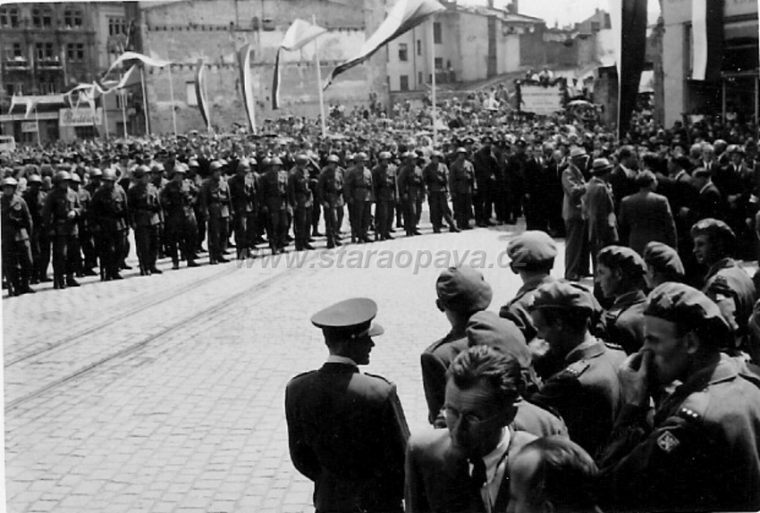 ben2.jpg - Prezident  Edvard Beneš na Horním náměstí v roce 1946.