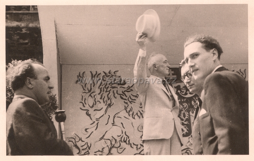 foto2.jpg - Prezident  Edvard Beneš na Horním náměstí v roce 1946.