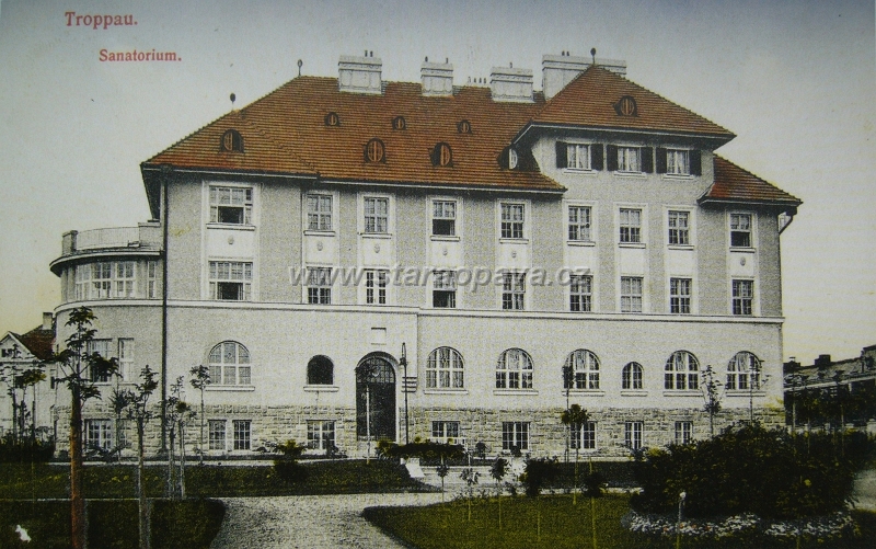 P1030508.JPG - 20.léta 20.století, tenkrát budova sloužila jako sanatorium pro seniory, posléze jako porodnice a dnes slouží jako domov důchodců a nese název Villa Vančurova.