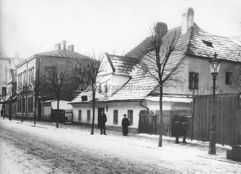 olomouckakav.jpg - Olomoucká ulice poblíž budoucí Náarodní kavárny na fotografii z konce 19.století