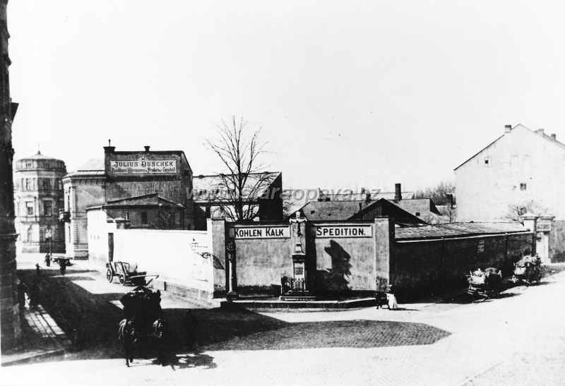olomouckanarozi.jpg - Nároží ulic Olomoucká (vlevo) a Krnovská na fotografii z konce 19.století.
