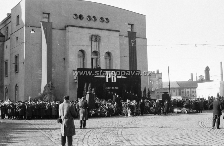 pohrebpetrbezruc11.jpg - Horní náměstí, divadlo.