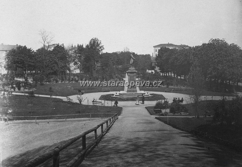 FOT.OP.SADYSVOBODY1895.S..jpg - Pohled na park se sochou císaře Josefa v roce 1895.