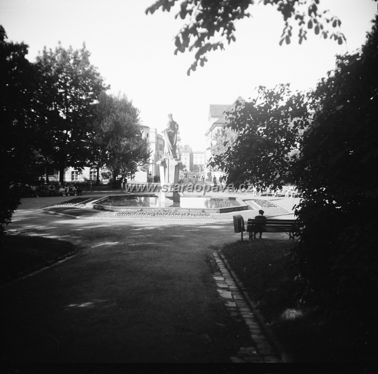 NEG.OP.SADSVO1969.jpg - Od roku 1958 je v parku instaloána fontána se sochou dívky. Fotografie z roku 1969.