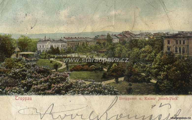 POH.OP.SADSVO10-2.SI.jpg - Celkový pohled na park a část ulic Tyršova a Nádražní okruh. Pohlednice z počátku 20.století