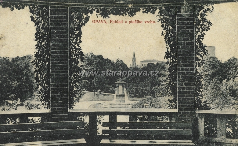 POH.OP.SADSVO10.S.jpg - Pohled z Ptačího vrchu na pohlednici z počátku 20.století.