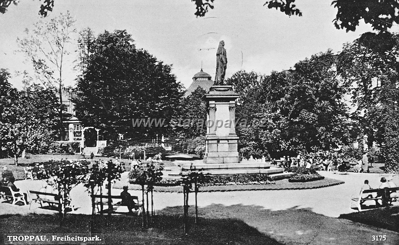 POH.OP.SADSVO1937-3.A1.jpg - Císaře Josefa nahradila po roce 1918 socha básníka Friedricha Schillera. Pohlednice z roku 1937.