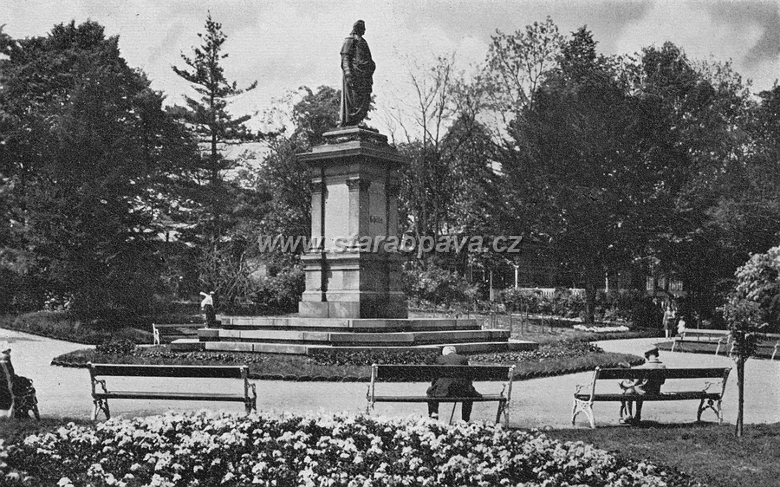 POH.OP.SADSVO1938.A1.jpg - Císaře Josefa nahradila po roce 1918 socha básníka Friedricha Schillera. Pohlednice z roku 1938.
