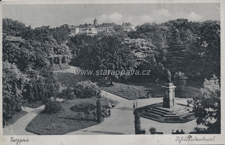POH.OP.SADSVO1940.A1.jpg - Celkový pohled na park na pohlednici z roku 1942.