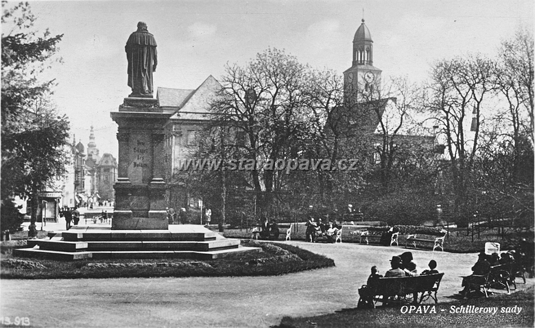 POH.OP.SADSVO30.A1.jpg - Císaře Josefa nahradila po roce 1918 socha básníka Friedricha Schillera. Pohlednice z roku 1937.