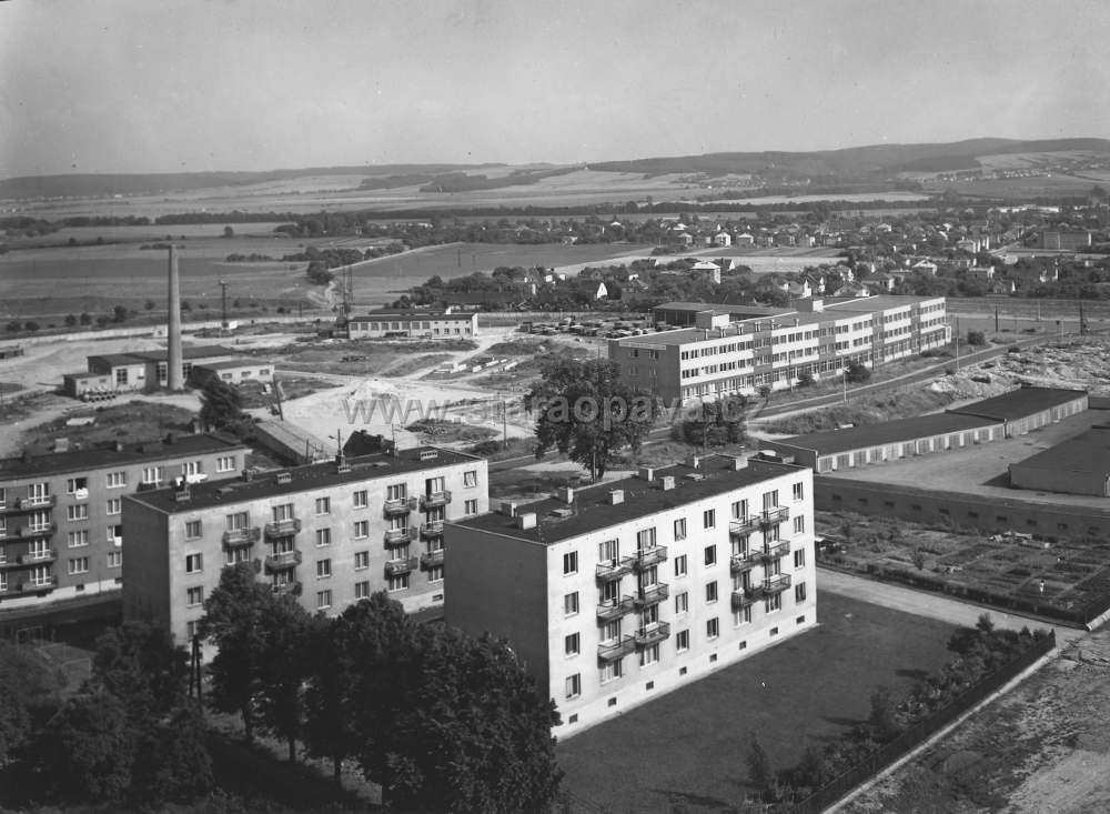 bilovecka.jpg - Záběr na počátek Bílovecké ulice a část Kylešovic. Fotografie z 70.let 20.století...
