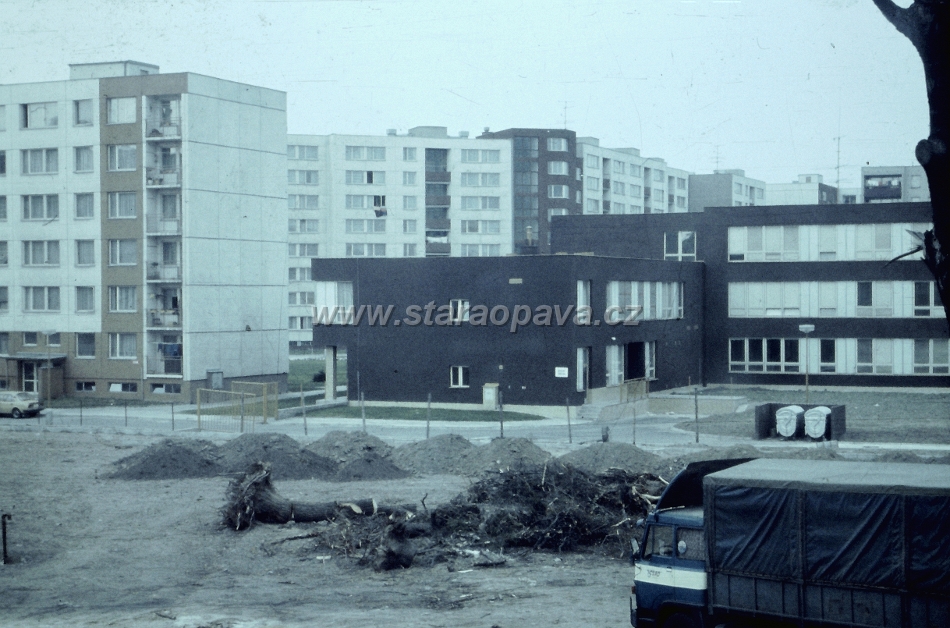 2015-02-10_81.JPG - Stavba hřiště pro ZŠ Šrámkova v 80.letech 20.století