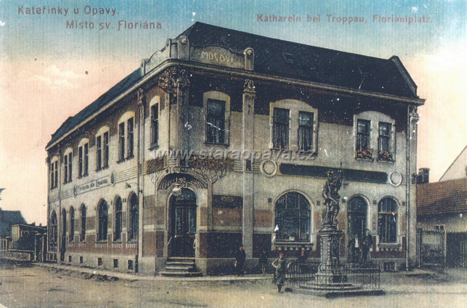 skenování0096.jpg - Dům dodnes stojí vedle bývalého kina Alhambra. Na této pohlednici ještě kino není, dnes je po pravé straně. Socha Floriánka byla přesunuta ke kostelu sv.Kateřiny a je tam dodnes.Pohlednice z počátku 20.století.