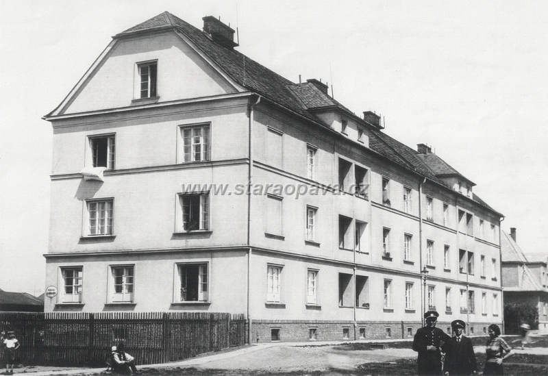 jatecniopava.jpg - Jateční ulice dům v jehož přízemí dnes sídlí školka. Fotografie někdy z přelomu 30. a 40. let 20.století.