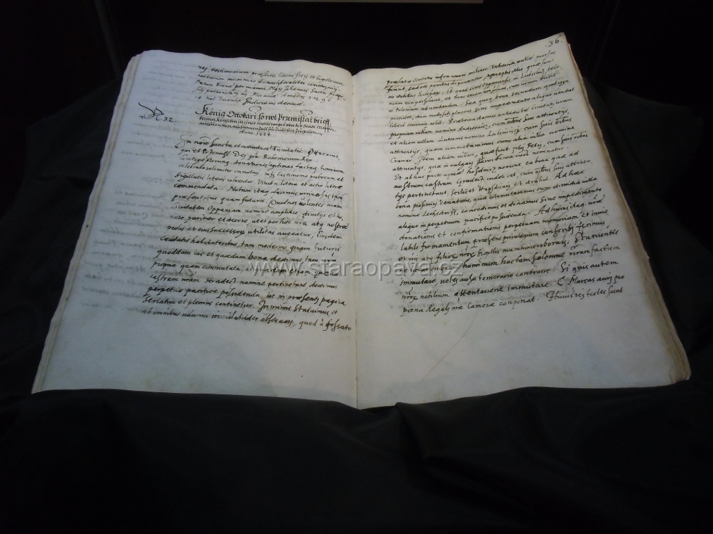 IMG_7011.JPG - Kniha otevřena na opisu nejstarší listiny, která zmiňuje Opavu jako město. 1.třetina 17.století