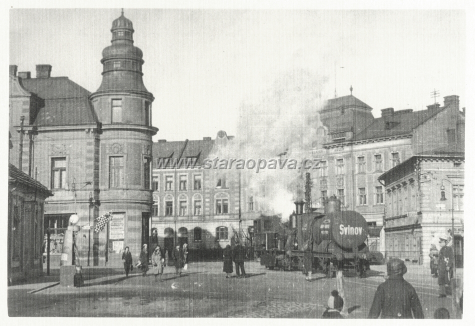 nakl.jpg - Vlečka vedoucí z Východního nádraží do cukrovaru v Kateřinkách. Za lokomotivou hotel Čerý Orel. Fotografie z 30.let 20.století