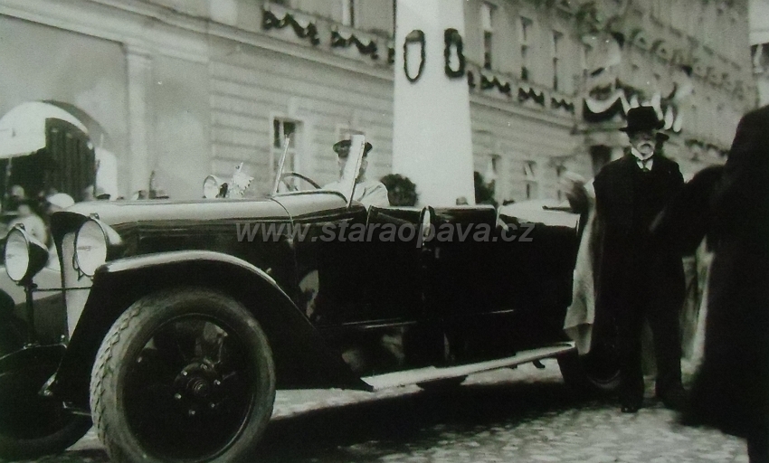 masaryk.JPG - Masarykova ulice, prezident T.G.Masaryk stojí před budovou dnešní Slezské univerzity. Rok 1924