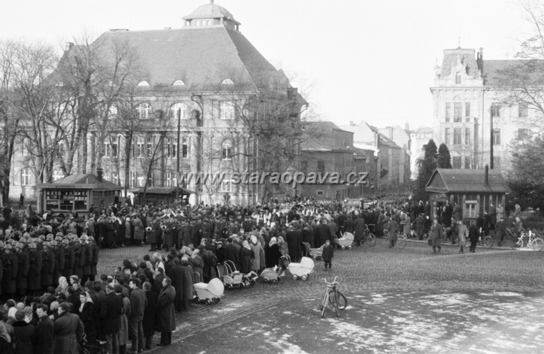 pohrebpetrbezruc22.jpg - Pohled z náměstí Svobody k ulici Ostrožné.