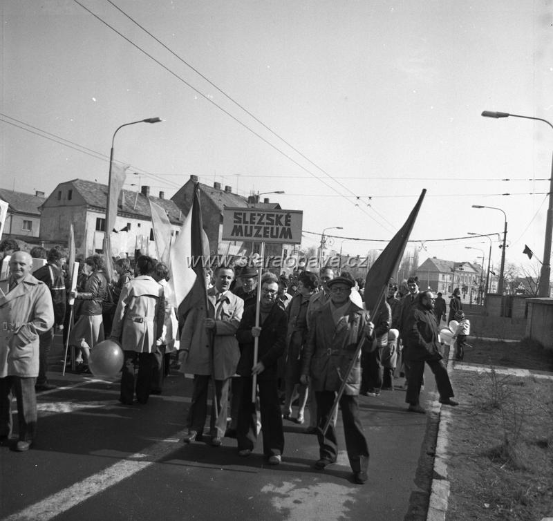 IMG_20151116_0003.jpg - Ratibořská ulice, vlevo vidíme ještě část původní zástavby, která již dnes nestojí. Rok 1982. Foto Vladimír Tkáč