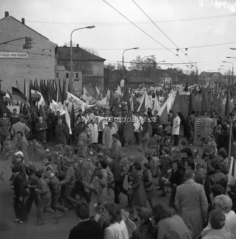 IMG_20151116_0010.jpg - Ratibořská ulice, vlevo vidíme ještě část původní zástavby, která již dnes nestojí. Rok 1982. Foto Vladimír Tkáč
