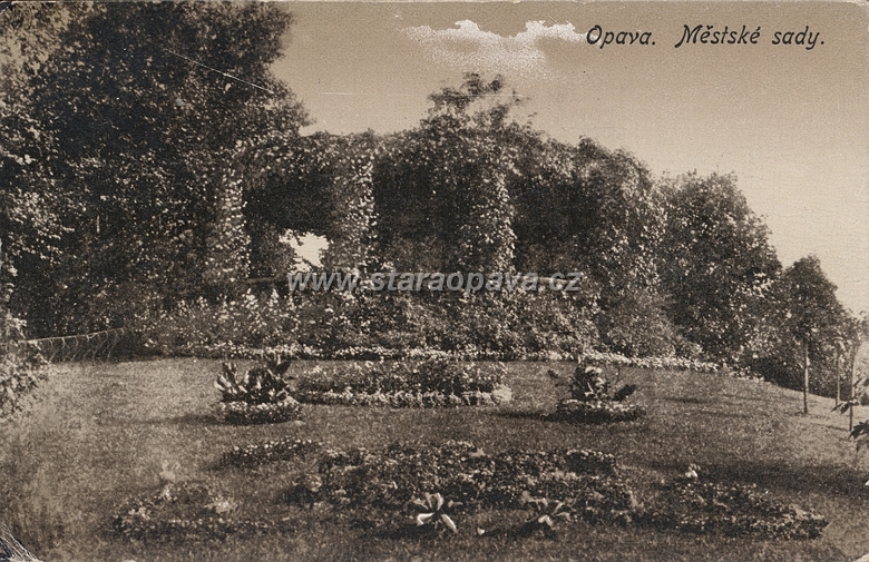 POH.OP.SADSVO1924.A1.jpg - Hudební pavilón na Ptačím vrchu vybudovany v roce 1897 na pohlednici z roku 1924.
