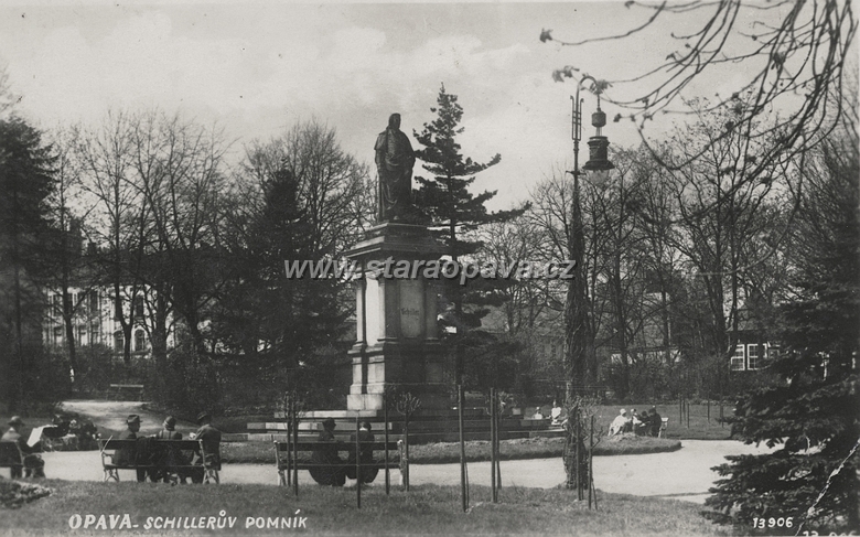 POH.OP.SADSVO1932.A1.jpg - Císaře Josefa nahradila po roce 1918 socha básníka Friedricha Schillera. Pohlednice z roku 1932.
