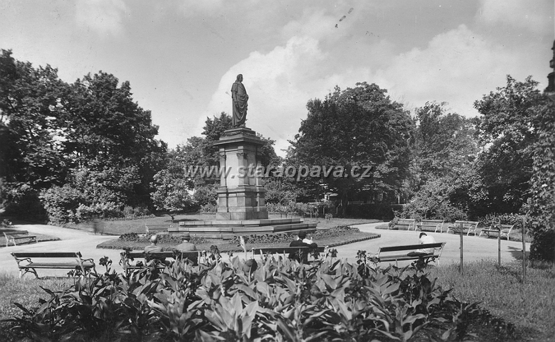 POH.OP.SADSVO1937-2.A1.jpg - Císaře Josefa nahradila po roce 1918 socha básníka Friedricha Schillera. Pohlednice z roku 1937.