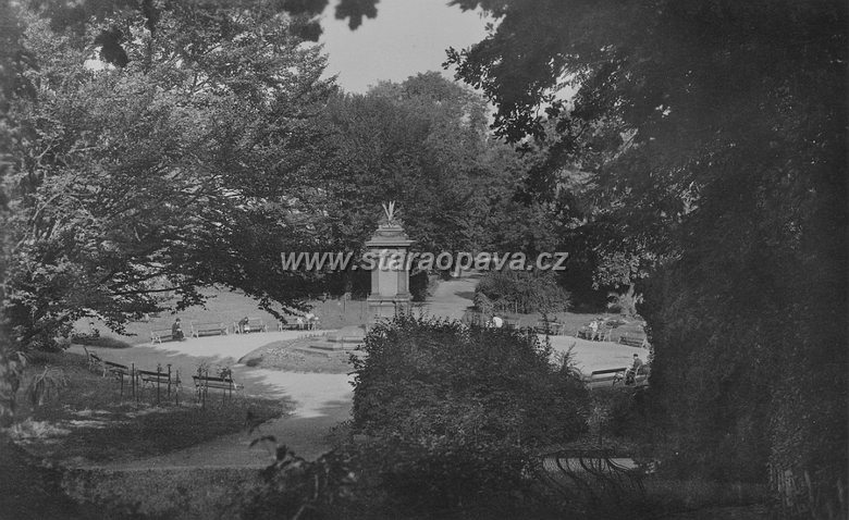 POH.OP.SADSVO50.A2.jpg - Pohled na park bez sochy po válce. Pohlednice z 50.let 20.století.
